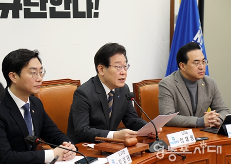 ▲민주당 이재명 대표(사진 가운데)가 3월 3일 국회에서 열린 최고위원회의 모두 발언을 통해 윤석열 대통령의 3.1절 기념사에 대해 강하게 비판하고 있다. Ⓒ영등포시대