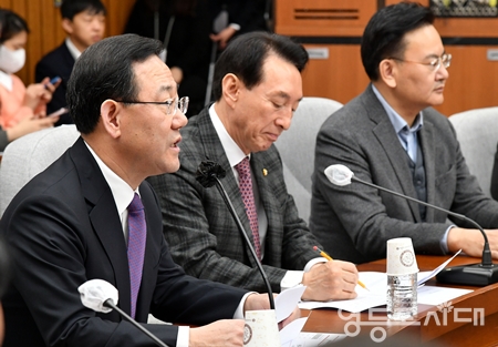 ▲국민의힘 주호영 원내대표(사진 왼쪽)가 3일 국회에서 열린 원내대책회의에서 “‘말이 씨가 된다’라는 말이 있다. 제2차 체포동의안을 거의 민주당 의원들이 기정화하는 모양이다”라고 말하고 있다. Ⓒ영등포시대