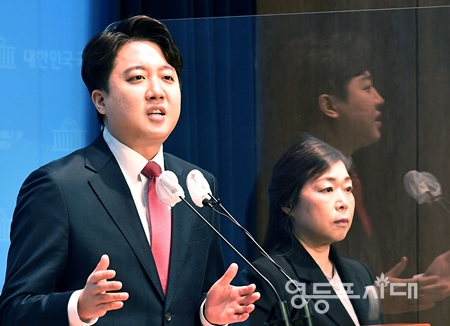 ▲이준석 국민의힘 전 대표가 3일 국회 소통관에서 기자회견을 열고 “내일을 준비하는 국민의힘, 내일을 준비하는 대한민국은 바로 당원 여러분의 현명한 선택이 필요하다”라며 천하람, 김용태, 허은아, 이기인 후보 지지를 당부하고 있다. Ⓒ영등포시대