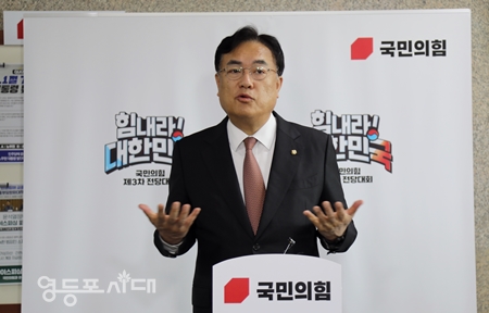 ▲정진석 비대위원장이 3월 6일 오전 마지막 비대위원회를 마친 후 기자들에게 “6개월 동안”의 소회를 밝히고 있다. Ⓒ영등포시대