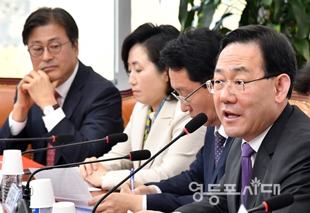 ▲주호영 원내대표(사진 오른쪽)가 민주당이 지난주 대장동 관련 특검법안을 제출한 것과 관련해 “범인이, 도둑이 경찰보고 수갑 자기에게 넘겨 달라는 것과 같은 내용들이다”라고 비판하고 있다. Ⓒ영등포시대