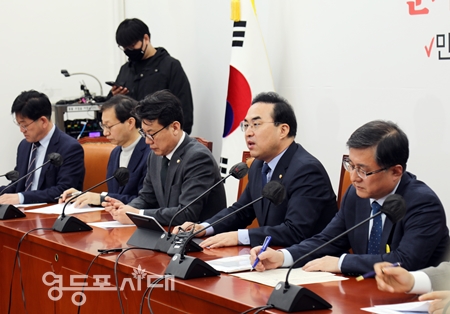 ▲민주당 박홍근 원내대표(사진 오른쪽에서 두 번째)가 7일 국회에서 열린 원내대책회의 모두 발언에서 윤석열 대통령의 사과를 촉구하고 있다. Ⓒ영등포시대