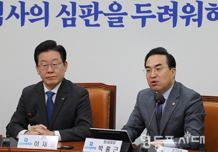 ▲박홍근 원내대표(사진 오른쪽)가 “지금이라도 강제 동원 피해배상 해법을 철회하고 피해자의 의견과 일본 정부의 사죄가 들어간 ‘정당한 해법’을 원점에서 다시 논의해야 한다”라고 강조하고 있다. Ⓒ영등포시대