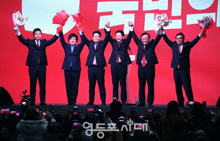 ▲국민의힘 3.8 전당대회에서 당선된 당대표, 최고위원들이 기념사진을 찍고 있다./사진=박강열 기자