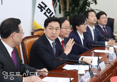 ▲ 김기현 국민의힘 신임 당 대표(사진 왼쪽에서 두 번때)가 9일 국회에서 첫 번째 최고위원회의를 열고 모두 발언에서 “첫째도 둘째도 셋째도 민생이다”라고 강조하고 있다./사진=박강열 기자