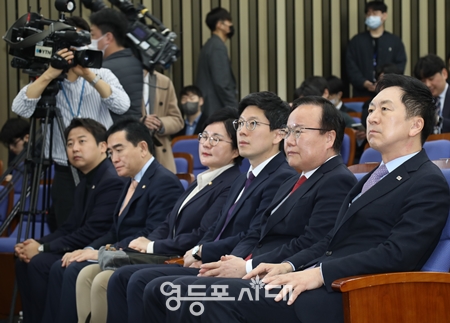 ▲3.8전당대회에서 당선된 김기현 대표와 최고위원들이 3월 10일 국회에서 열린 의원총회에 참석해 나란히 앉아있다./ 사진=박강열 기자