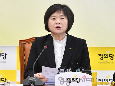 ▲이정미 대표가 13일 국회에서 열린 상무위원회 모두발언에서 “정상회담 외교 치적을 자화자찬하는 일에 우리 정부만 너무 큰 비용을 치르게 된 것이다”라고 강조하고 있다./사진=박강열 기자 