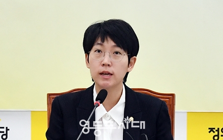 ▲장혜영 원내수석부대표가 3월 14일 국회에서 열린 의원총회 모두 발언에서 “만일 여당이 앞으로도 특검에 관한 입장을 유보하거나 계속 사실상 거부한다면 국민적 비판을 면할 수 없을 것이다”라고 경고하고 있다. Ⓒ영등포시대