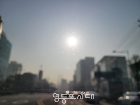 ▲20일 아침 미세먼지가 시야를 가린 영등포구 국회대로 Ⓒ영등포시대