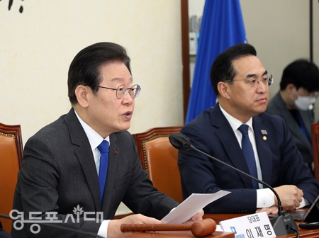 ▲이재명 대표(사진 왼쪽)가 한일 정삼회담과 관련 “국민의 자존심을 훼손한 것도 모자라서 대한민국의 자주독립을 부정했다는 것으로 생각할 수도 있다”라고 강조하고 있다. Ⓒ영등포시대