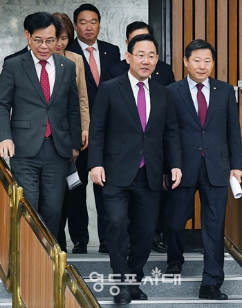 ▲3월 28일 주호영 원내대표가 원내대표단과 원내 대책회의장에 들어서고 있다. Ⓒ영등포시대