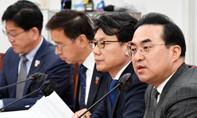 ▲민주당 박홍근 원내대표(사진 오른쪽)가 28일 국회에서 열린 원내대책회의 모두 발언에서 주 69시간제와 관련해 “대통령실 관계자 말 다르고, 총리 말 다르고, 여당 간사 말 다르다”라고 비판하고 있다. Ⓒ영등포시대