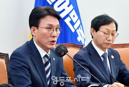 ▲김민석 신임 정책위의장(사진 왼쪽)이 원내대책회의 모두 발언에서 “나라를 먼저 생각하면서 민생을 챙기겠다”라고 강조하고 있다. Ⓒ영등포시대