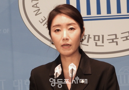 ▲민주당 강선우 대변인이 3월 30일 국회 소통관에서 대변인 브리핑을 열고 한상혁 방통위원장의 구속영장이 기각된 것과 관련해 검찰의 억지 수사와 부실 영장에 대한 법원의 질타”라고 일갈하고 있다. ⓒ영등포시대 