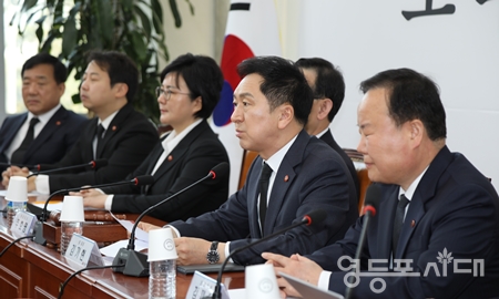 ▲국민의힘 김기현 대표(오른쪽에서 두 번째)가 4월 3일 국회에서 최고위원회를 열고 ‘제주 4.3사건 75주년 추모, 2030 부산세계박람회 유치, 민주당이 주장하는 증세에 반대 등에 관한 의견을 밝히고 있다. Ⓒ박강열 기자