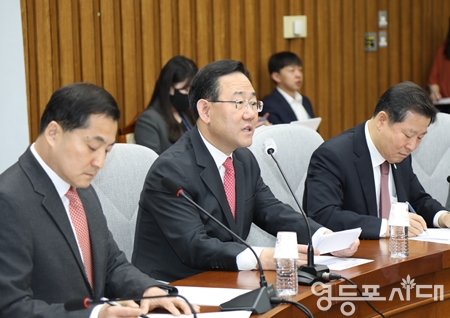 ▲국민의힘 주호영 원내대표(사진 가운데)가 4월 4일 오전 국회에서 임기 중 마지막 원내대책회의를 개최하고 “그동안 민주당이 의원 숫자로 밀어붙인 법안들이 모두 실패로 돌아갔다”라고 비판하고 있다. Ⓒ영등포시대