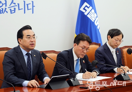 ▲ 박홍근 원내대표(사진 왼쪽)가 4월 4일 오전 국회에서 원내대책회의를 열고 “윤석열 대통령이 국무회의에서 끝내 양곡관리법에 대한 거부권을 행사한다면, 이는 ‘절박한 농심을 매몰차게 거부’하는 행위이자 ‘국회의 입법권을 정면으로 거부’하는 일이다”라고 강하게 압박하고 있다.  Ⓒ영등포시대