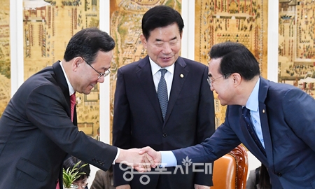 ▲주호영 국민의힘 원내대표와 박홍근 민주당 원내대표가 4일, 김진표 국회의장 주재로 회동을 마치고 양당이 합의한 합의문 발표에 앞서 악수하고 있다. Ⓒ영등포시대