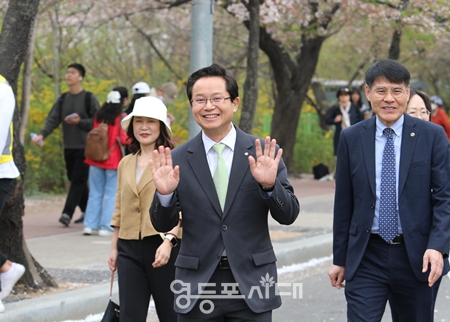 ▲최호권 영등포구청장이 봄꽃 축제장에서 구민과 반갑게 인사를 하고 있다. Ⓒ영등포시대