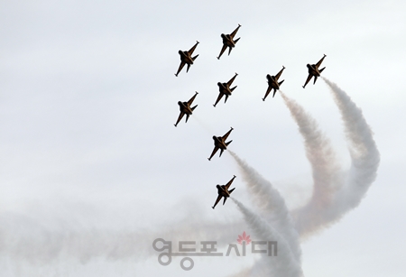 ▲대한민국 공군 특수비행 팀 ‘블랙이글스’가 여의도 상공에서 환상적인 곡예비행을 펼치고 있다. Ⓒ영등포시대