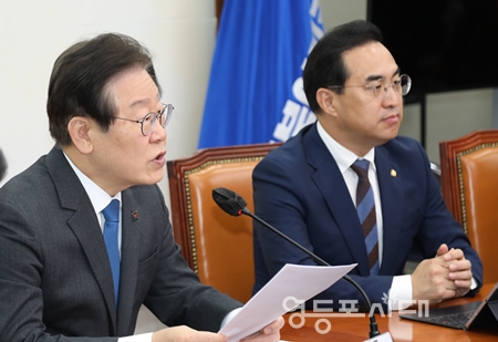 ▲이재명 대표(사진 왼쪽)가 4월 5일 국회에서 열린 최고위원회 모두 발언에서 “윤석열 대통령의 거부권 행사는 “대한민국의 식량주권 포기 선언이다”라며 강하게 비판하고 있다.Ⓒ박강열 기자