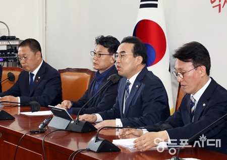 ▲박홍근 민주당 원내대표(사진 오른쪽에서 두 번째)가 4월 6일 국회에서 열린 원내정책조정회의에서 양곡관리법에 대해 거부권을 행사한 윤석열 대통령을 강하게 비판하고 있다.Ⓒ영등포시대