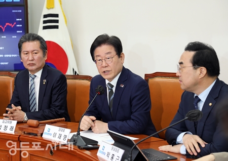 ▲이재명 대표(사진 가운데)가 미국 정부의 한국 용산 대통령 집무실 도청 문제를 제기와 관련해 “동맹국의 대통령 집무실을 도청한다는 것은 상식적으로 납득하기 어려운 일이다”라고 밝히고 있다. Ⓒ영등포시대