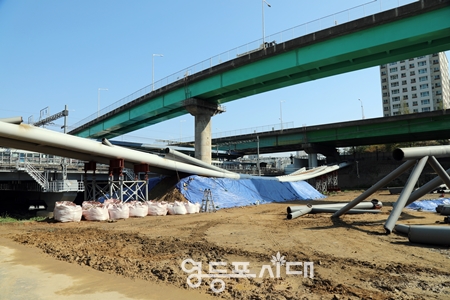 ▲4월 8일 현재 진행 중인 영등포구 도림보도육교 철거작업은 4월 20일 완료될 예정이다. Ⓒ영등포시대 