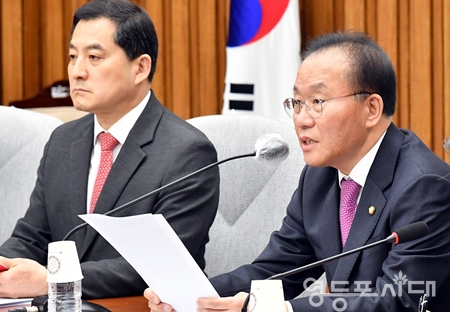 ▲국민의힘 윤재옥 원내대표(사진 오른쪽)가 4월 18일 국회에서 원내지도부 구성을 마무리하고 첫 번째 원내대책회의를 열고 국민의힘에 주어진 과제를 밝히고 있다. ⓒ영등포시대