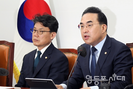 ▲박홍근 민주당 원내대표(사진 오른쪽)가 20일 국회에서 열린 정책조정회의에서 “27일 본회의에서 양 특검법의 신속처리안건 지정과 함께 직회부된 민생법안들의 처리를 위해 국회법 절차대로 나서겠다”라고 밝히고 있다. Ⓒ영등포시대