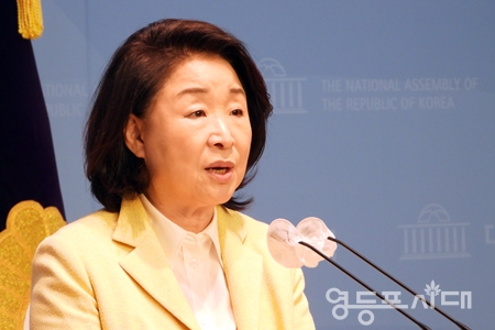 ▲심상정 의원이 4월 21일 국회 소통관에서 기자회견을 열고 ‘깡통전세 피해자 구제’를 위한 3대 원칙과 4가지 긴급대책을 제안하고 있다. Ⓒ영등포시대