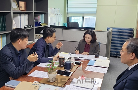 ▲박성연 서울시의원이 19일, 서울시의회에서 서울특별시 소방재난본부 김성곤 조직경영팀장 등 소방 관계자들이 참석한 가운데 소방공무원 근무 여건, 소방 현장 여건 개선을 위한 간담회를 하고 있다./이미지=박성연 의원 제공 