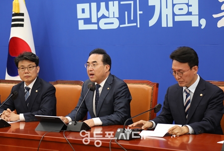 ▲박홍근 민주당 원내대표(사진 가운데)가 25일 국회에서 열린 원내대책회의 모두 발언에서 윤석열 대통령의 인터뷰 내용을 꼬집고 “대한민국 대통령이 아닌 일본 총리의 말인 줄 착각하고도 남을 만큼 매우 무책임하고 몰역사적인 인식을 드러냈다”라고 거세게 비판하고 있다. Ⓒ영등포시대