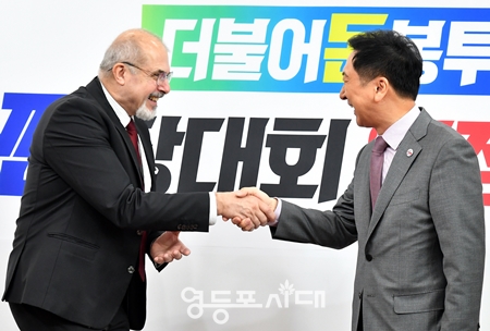 ▲김기현 국민의힘 대표(사진 오른쪽)가 4월 28일 국회에서 필립 르포르 주한 프랑스대사와 반갑게 인사를 나누고 있다. Ⓒ영등포시대