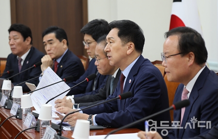 ▲국민의힘 김기현 대표(사진 오른쪽에서 두 번 째)가 5월 1일 국회에서 열린 최고위원회의 모두 발언에서 윤석열 대통령의 방미는 “양국 관계의 새로운 이정표를 수립하는 계기를 마련하는 최대의 성과를 거두었다”라고 평가하고 있다. Ⓒ영등포시대