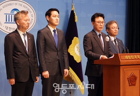 ▲민주당 박광온 원내대표(사진 오른쪽에서 두 번째)가 5월 1일 국회 소통관에서 홍성국 경제 담당 원내 대변인, 김한규 원내 대변인(왼쪽부터)과 송기헌 원내수석부대표(사진 오른쪽)와 함께 기자회견을 하고 있다. Ⓒ영등포시대