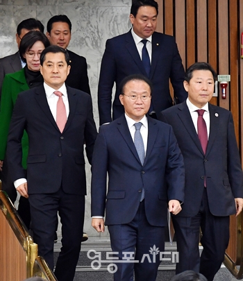 ▲5월 2일 국민의힘 원내대표단이 원내대책회의를 위해 회의장에 들어서고 있다. Ⓒ영등포시대