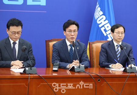 ▲김민석 정책위의장(사진 가운데)이 “윤석열 정부는 생각을 좀 하고 여러 가지 일들을 했으면 좋겠다”라고 강조하고 있다. Ⓒ영등포시대