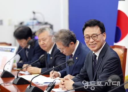 ▲민주당 박광원 원내대표(사진 오른쪽)가 4일 국회에서 취임 후 첫 정책조정 회의를 열고 “민주당의 경제 기조는 포용적 성장이다”라며 “위축된 중산층의 회복, 독립한 청년 누구나 새로운 중산층으로 들어설 수 있도록 돕겠다”라고 경제 민주당을 강조하고 있다. Ⓒ영등포시대