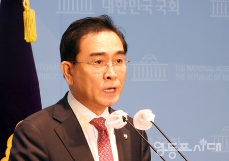 ▲국민의힘 태영호 의원이 5월 10일, 국회 소통관에서 기자회견을 열고 “자신의 부족함으로 최근 여러 논란을 만들어 국민과 당원들, 당과 윤석열 정부에 큰 누를 끼쳤다”라며 최고위원직 사퇴를 선언하고 있다. Ⓒ영등포시대