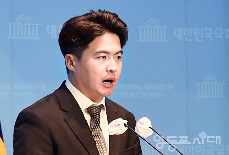 ▲민주당 오영환 의원이 5월 10일 국회 소통관에서 “헌법과 법률이 부여한 책임과 의무를 다하지 못한 이상민 행안부 장관은 탄핵 되어야 마땅하다”라고 강조하고 있다. Ⓒ영등포시대 