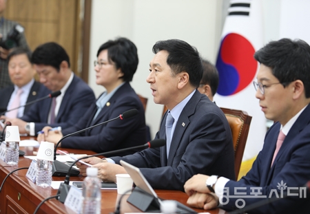 ▲국민의힘 김기현 대표(사진 오른쪽에서 두 번째)가 11일 최고위원회 모두 발언에서 “민주당은 부정부패의 온상이 되어가고 있다. 도덕 불감증을 넘어 집단 도덕 상실증에 걸렸다고 해도 과언이 아니다”라고 강조하고 있다. Ⓒ영등포시대