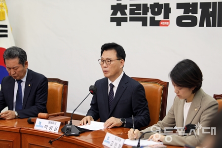  ▲민주당 박광온 원내대표가 5월 12일 국회에서 열린 최고위원회의 모두 발언을 통해 윤석열 정부와 집권당을 향해 “이제는 모든 것을 전 정부의 책임으로 돌릴 수 없는 시간이다”라고 강조하고 있다. Ⓒ영등포시대 