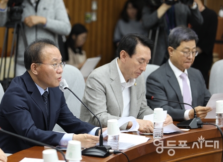 ▲국민의힘 윤재옥 원내대표(사진 왼쪽)가 12일 국회에서 열린 원내대책회의 모두 발언에서“김남국 의원의 문제는 개인의 도덕성을 넘어 민주당을 대상으로 하는 불법 로비 문제로 번지고 있다”라고 주장하고 있다. Ⓒ영등포시대