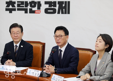 ▲박광온 원내대표(사진 가운데)가 “윤석열 대통령은 대선 공약으로 표를 얻고 이제는 ‘간호사 이기주의 법’도 모자라서 ‘의료체계 붕괴법’이라며 압박하고 있다”라며 간호사법은 내일 국무회의에서 정상대로 공포해 달라“라고 촉구하고 있다. Ⓒ영등포시대 