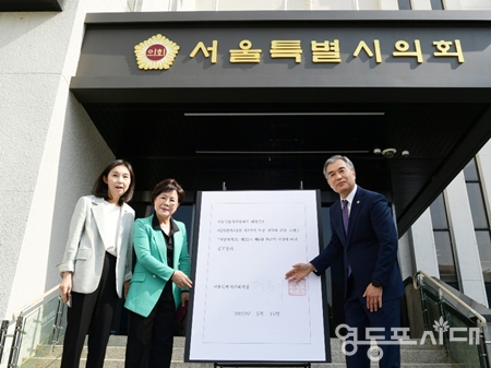 ▲서울시의회 김현기 의장(사진 오른쪽)이 15일 서울시의회 앞에서 “서울 초·중·고가 실시하는 기초학력 진단검사 결과를 외부에 공개할 수 있도록 한 조례안을 의장 직권으로 공포한다”라고 밝히고 있다./이미지=서울시의회 제공