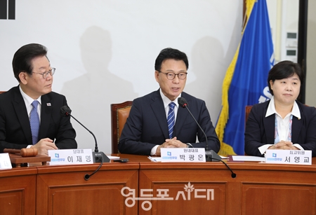 ▲민주당 박광온 원내대표(사진 가운데)가 17일 국회에서 열린 확대간부회의에서 “5·18정신을 헌법 전문에 수록할 수 있도록 당력을 집중하겠다”라며 “이를 위해서 이제 원포인 개헌을 추진해야 할 때가 됐다고 본다”라고 밝히고 있다. Ⓒ영등포시대