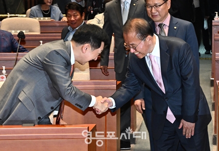 ▲윤재옥 원내대표(사진 오른쪽)가 의원총회장을 들어오면서 김기현 대표를 만나 인사를 하고 있다. Ⓒ영등포시대