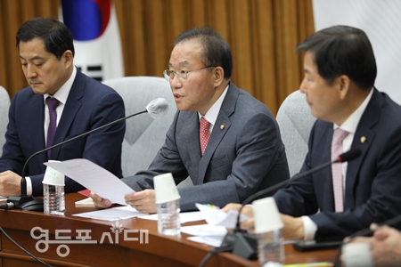 ▲국민의힘 윤재옥 원내대표(사진 가운데)가 김남국 의원의 코린 거래와 관련해 “P2E 불법 로비 의혹이 한 차례 제기된 바 있는데 조각난 퍼즐이 하나씩 알려질수록 의혹이 커지고 있기 때문에 빠른 수사를 통해 철저히 그 전모를 밝히는 것이 필요한 시점이다”라고 강조하고 있다. Ⓒ영등포시대