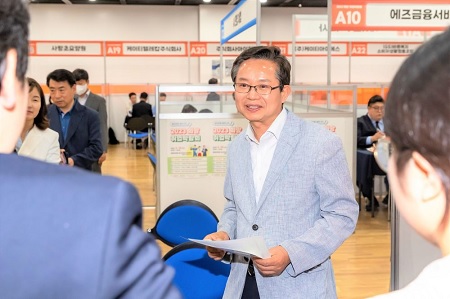 ▲최호권 영등포구청장이 24일 오후, 영등포아트홀 2층 전시실과 야외광장에서 열린 ‘2023 희망 취업박람회’에 참석해 구인 기업 관계자들을 격려하고 있다./이미지 제공=영등포구 